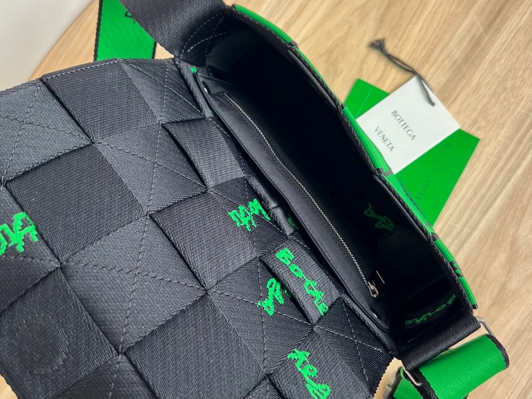 보테가 베네타 리버스 로고 위빙백