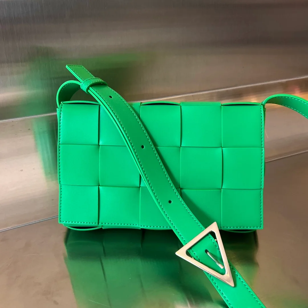 보테가 베네타 인트레치아토 패러킷 카세트백