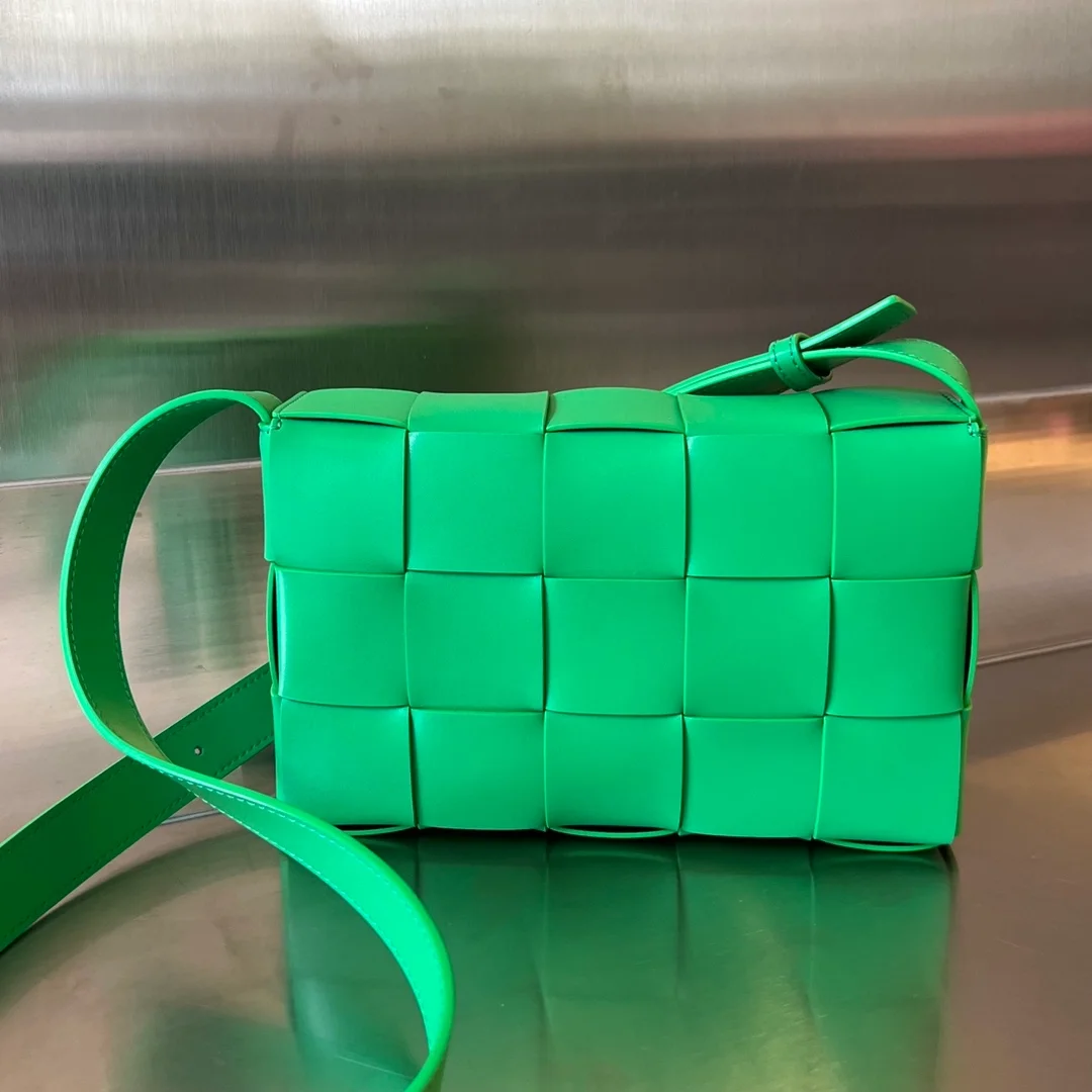 보테가 베네타 인트레치아토 패러킷 카세트백