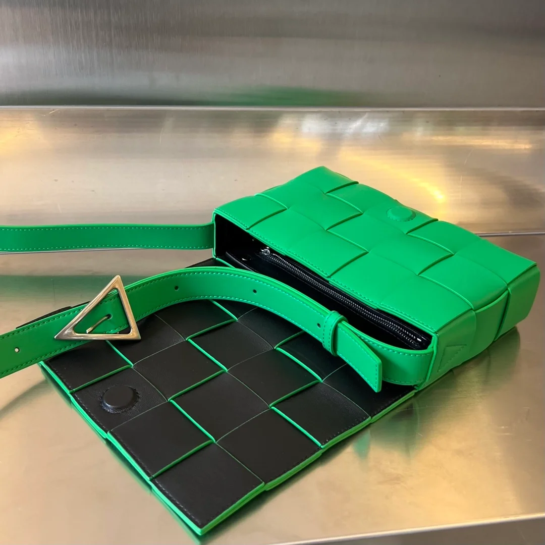 보테가 베네타 인트레치아토 패러킷 카세트백