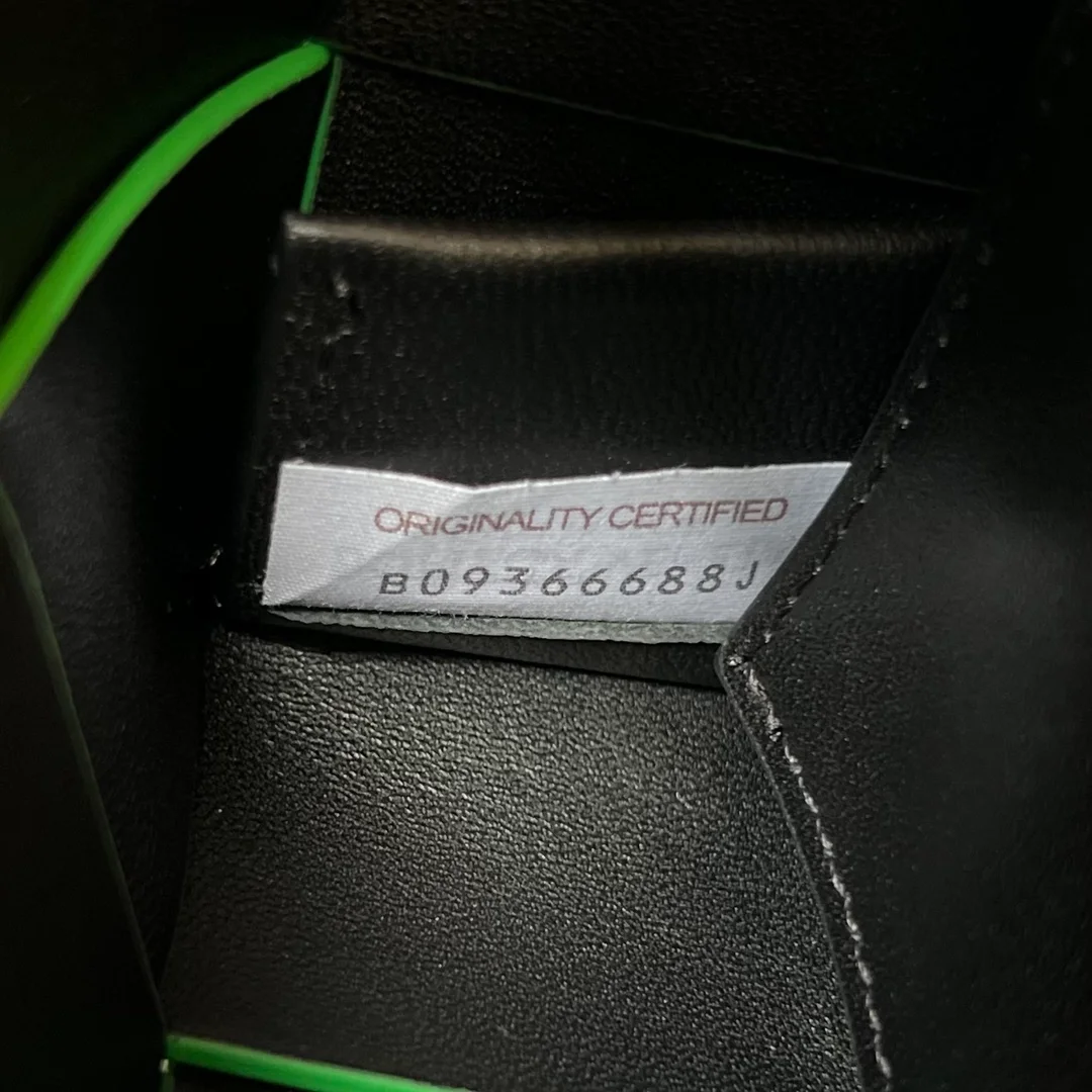 보테가 베네타 인트레치아토 패러킷 카세트백