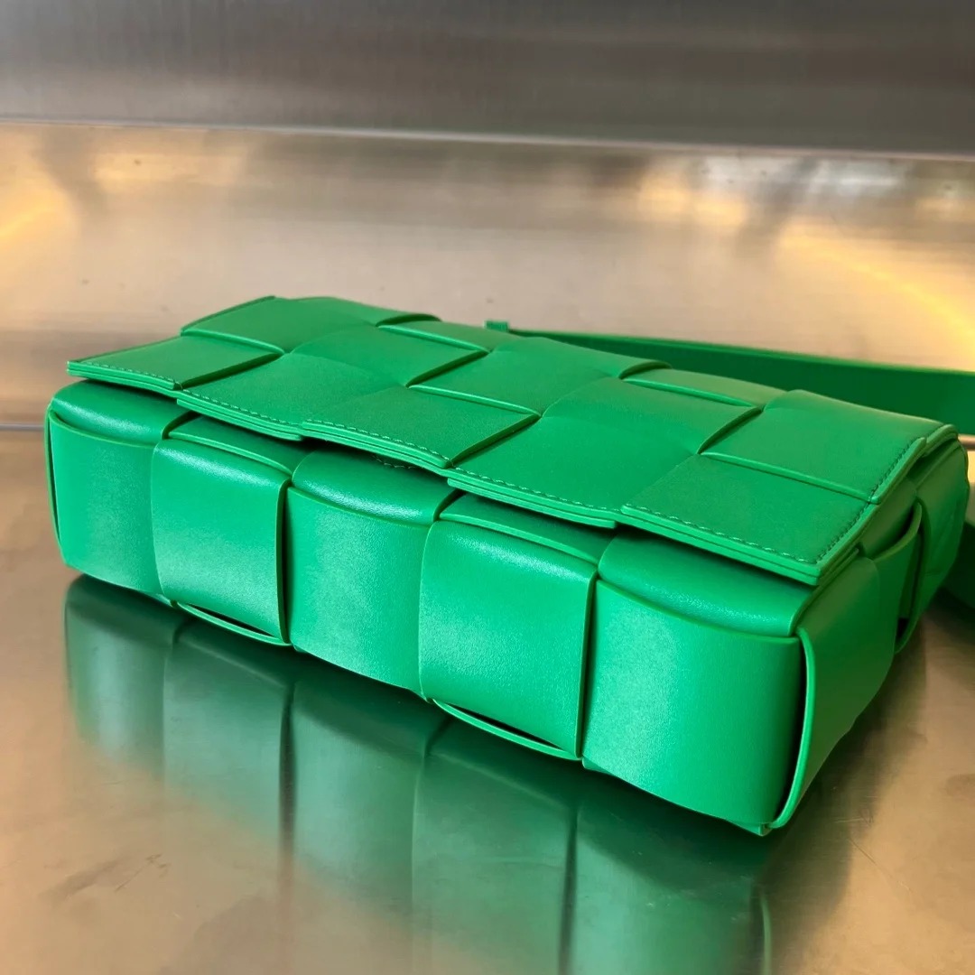 보테가 베네타 인트레치아토 패러킷 카세트백