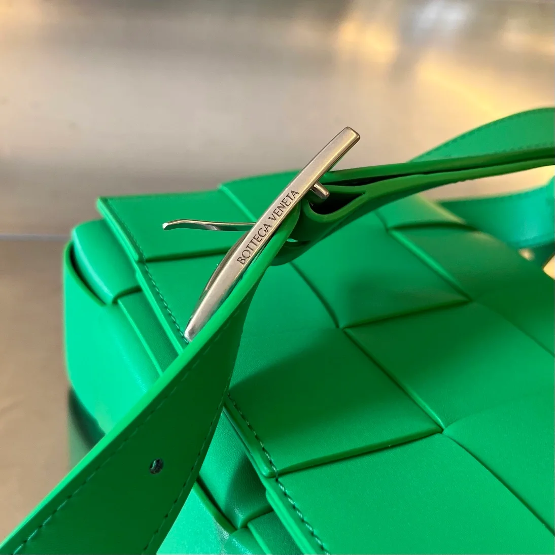 보테가 베네타 인트레치아토 패러킷 카세트백