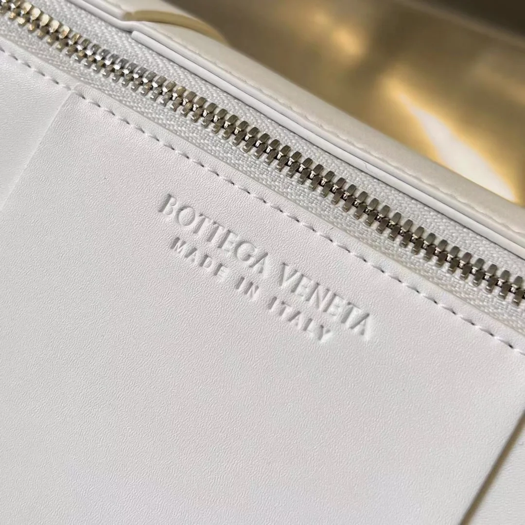 보테가 베네타 화이트 미디엄 카네트백 화이트