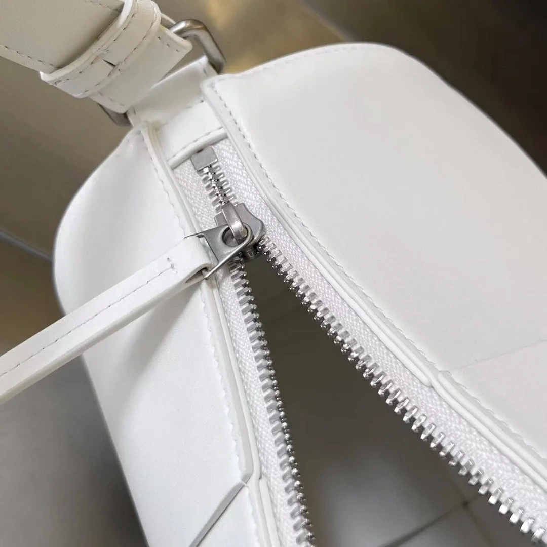 보테가 베네타 화이트 미디엄 카네트백 화이트