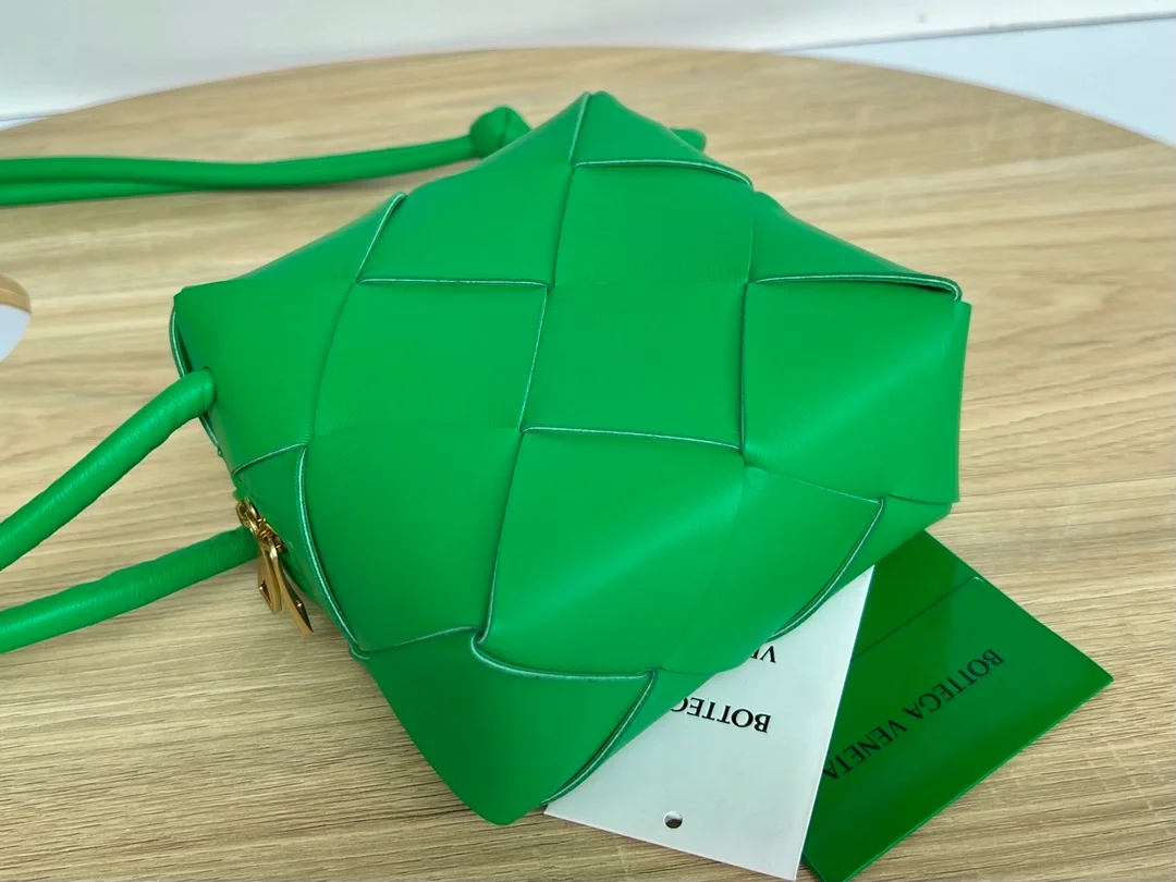 보테가 베네타 패러킷 미니 인트레치아토 카메라백