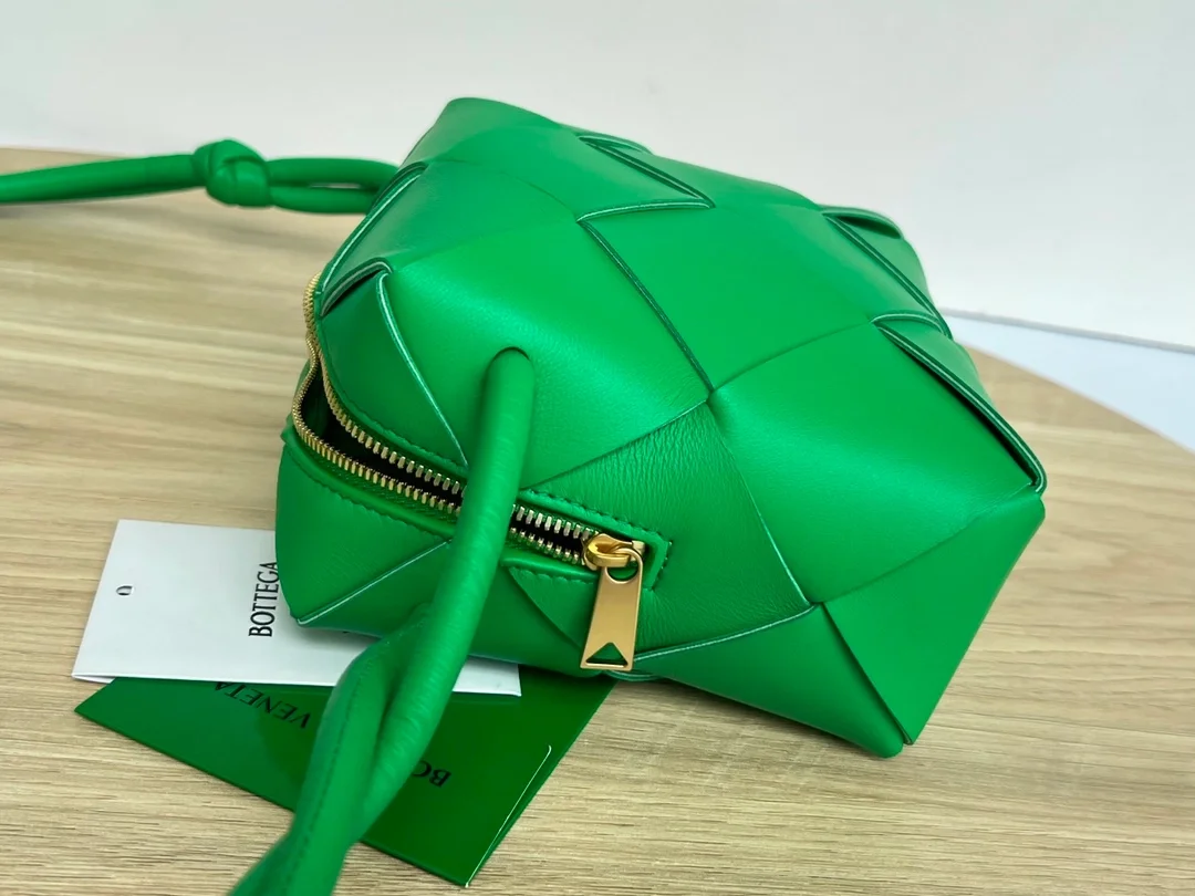 보테가 베네타 패러킷 미니 인트레치아토 카메라백