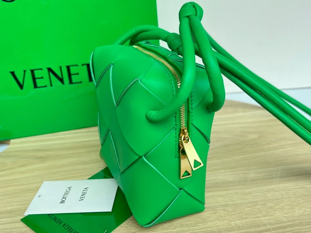 보테가 베네타 패러킷 미니 인트레치아토 카메라백