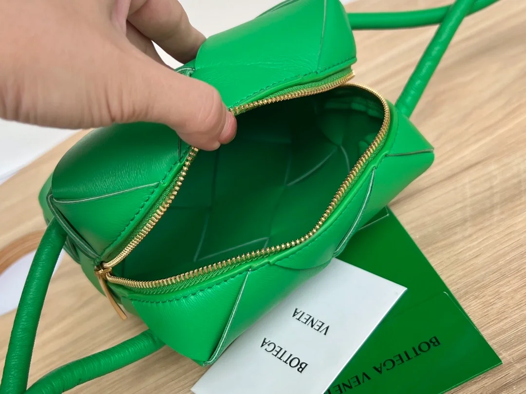 보테가 베네타 패러킷 미니 인트레치아토 카메라백