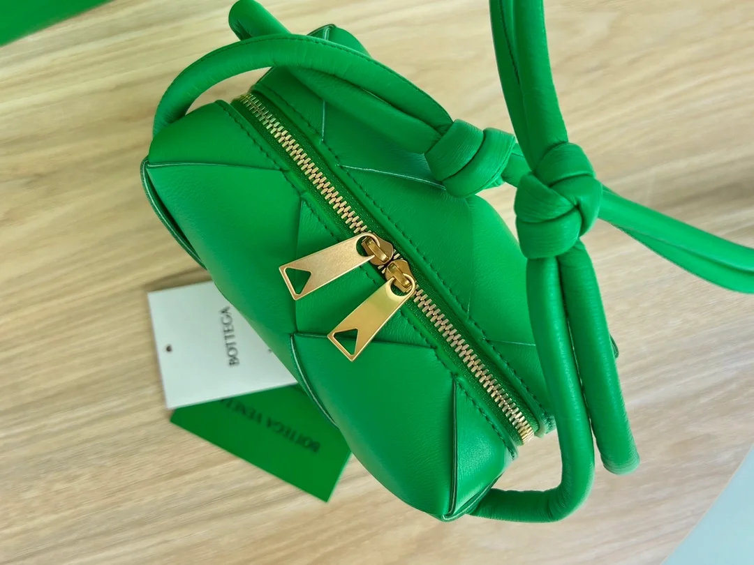 보테가 베네타 패러킷 미니 인트레치아토 카메라백