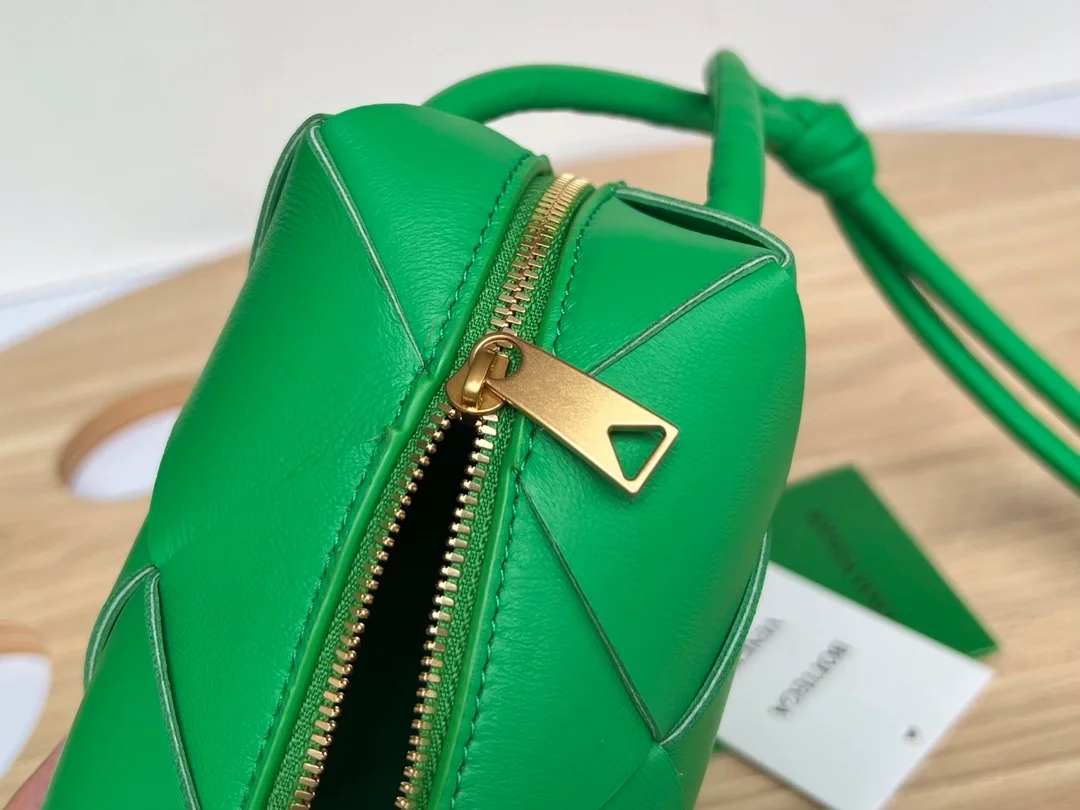 보테가 베네타 패러킷 미니 인트레치아토 카메라백