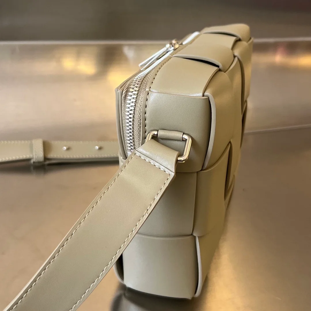 보테가 베네타 카세트 카메라백 토프