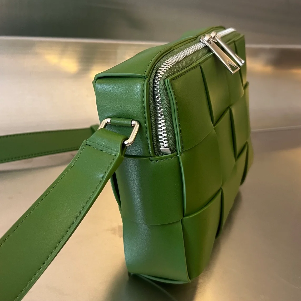 보테가 베네타 카세트 카메라백 아보카도