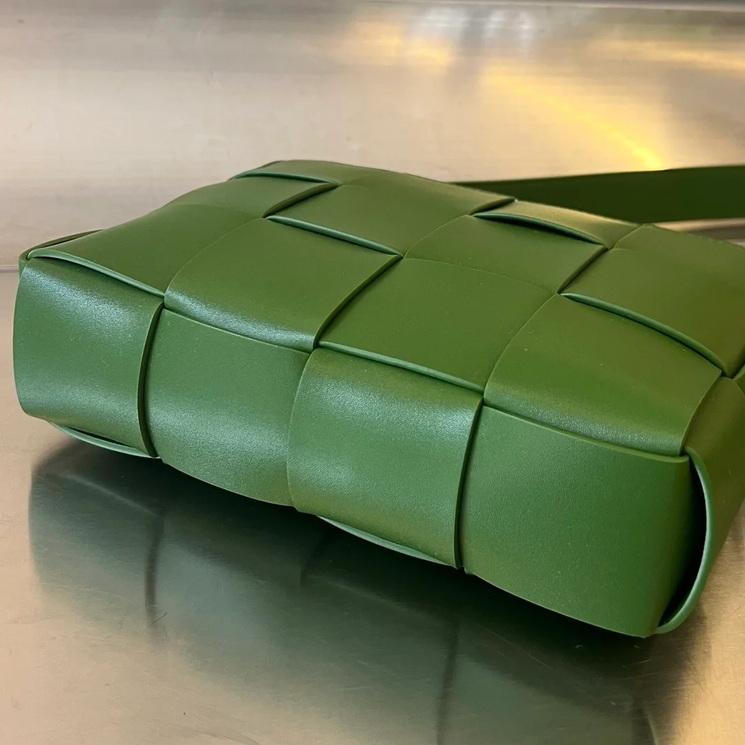 보테가 베네타 카세트 카메라백 아보카도