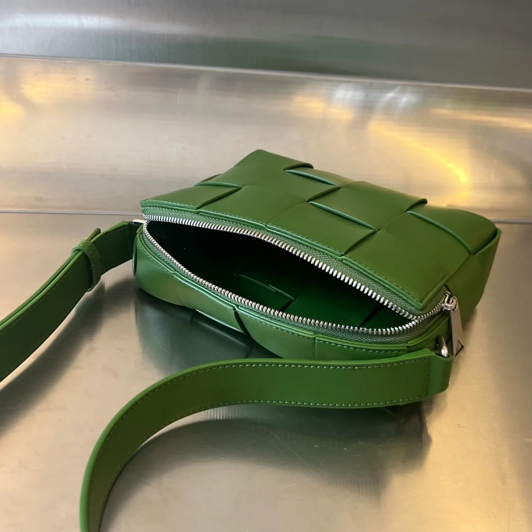 보테가 베네타 카세트 카메라백 아보카도