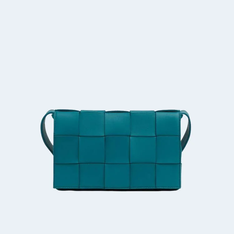 보테가 베네타 인트레치아토 램스킨 크로스백 블래스터