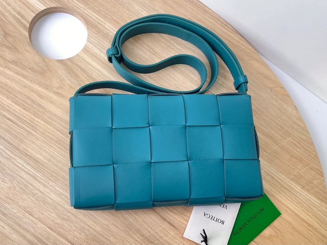 보테가 베네타 인트레치아토 램스킨 크로스백 블래스터