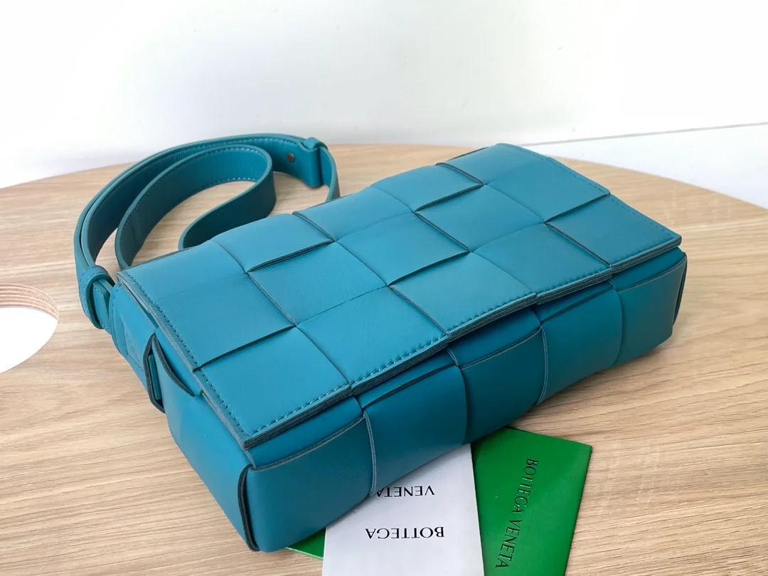 보테가 베네타 인트레치아토 램스킨 크로스백 블래스터