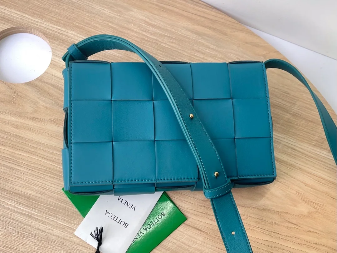 보테가 베네타 인트레치아토 램스킨 크로스백 블래스터