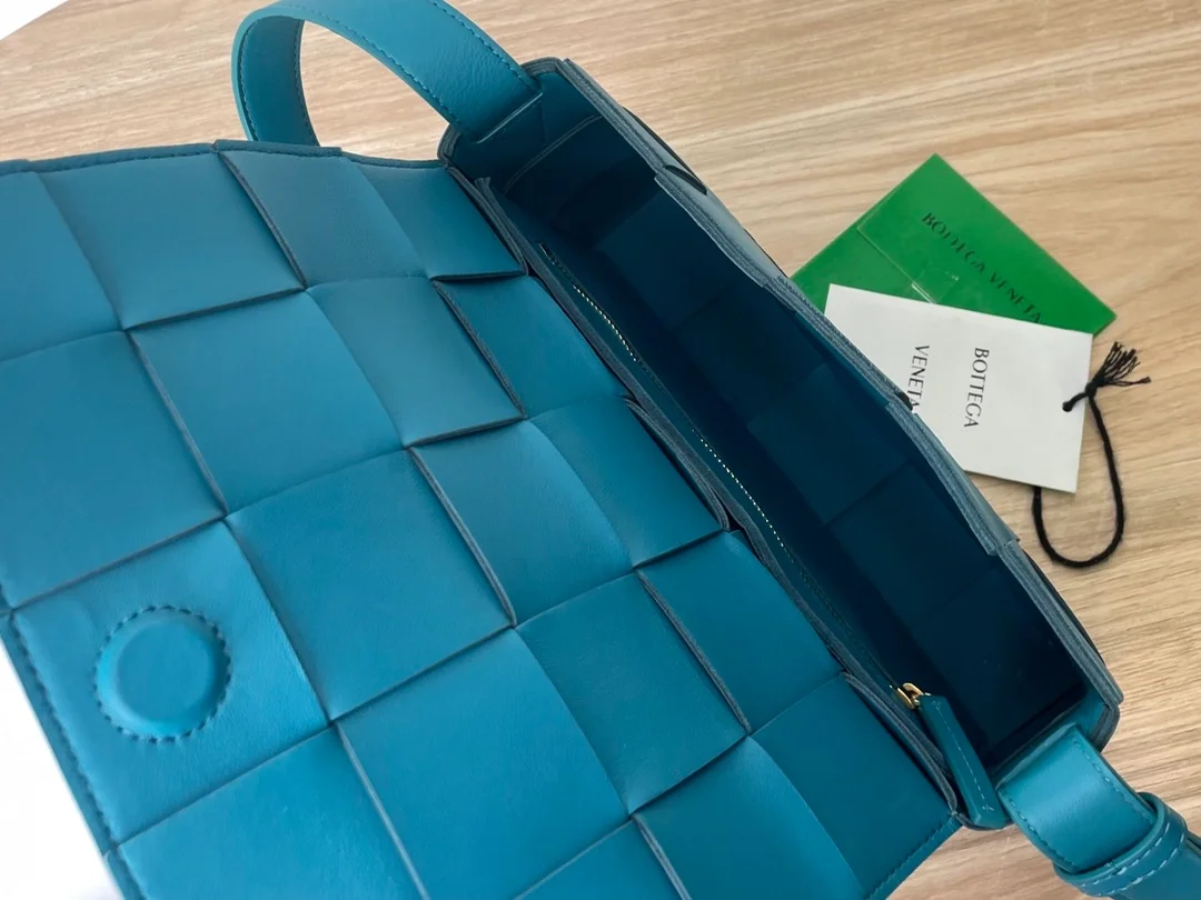 보테가 베네타 인트레치아토 램스킨 크로스백 블래스터