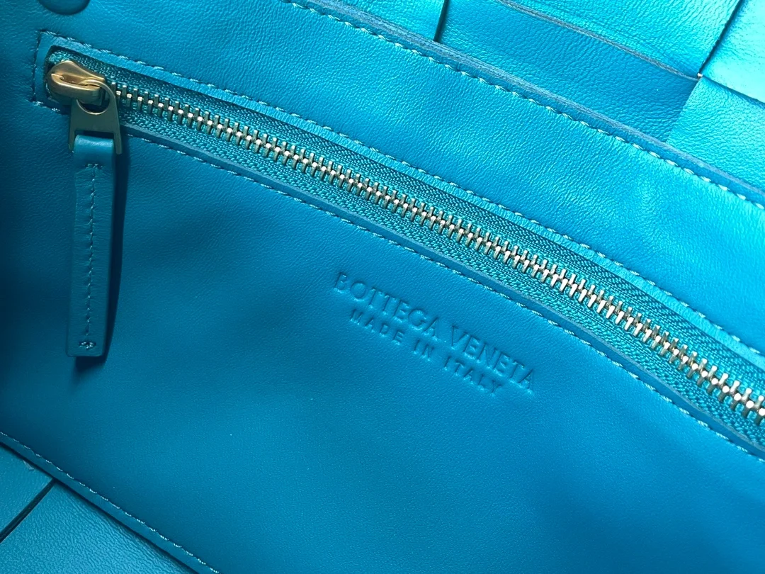 보테가 베네타 인트레치아토 램스킨 크로스백 블래스터