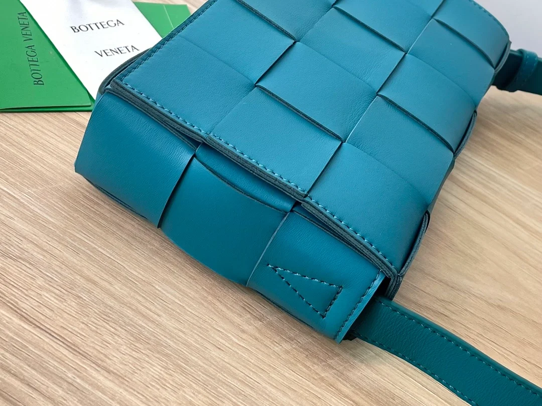 보테가 베네타 인트레치아토 램스킨 크로스백 블래스터