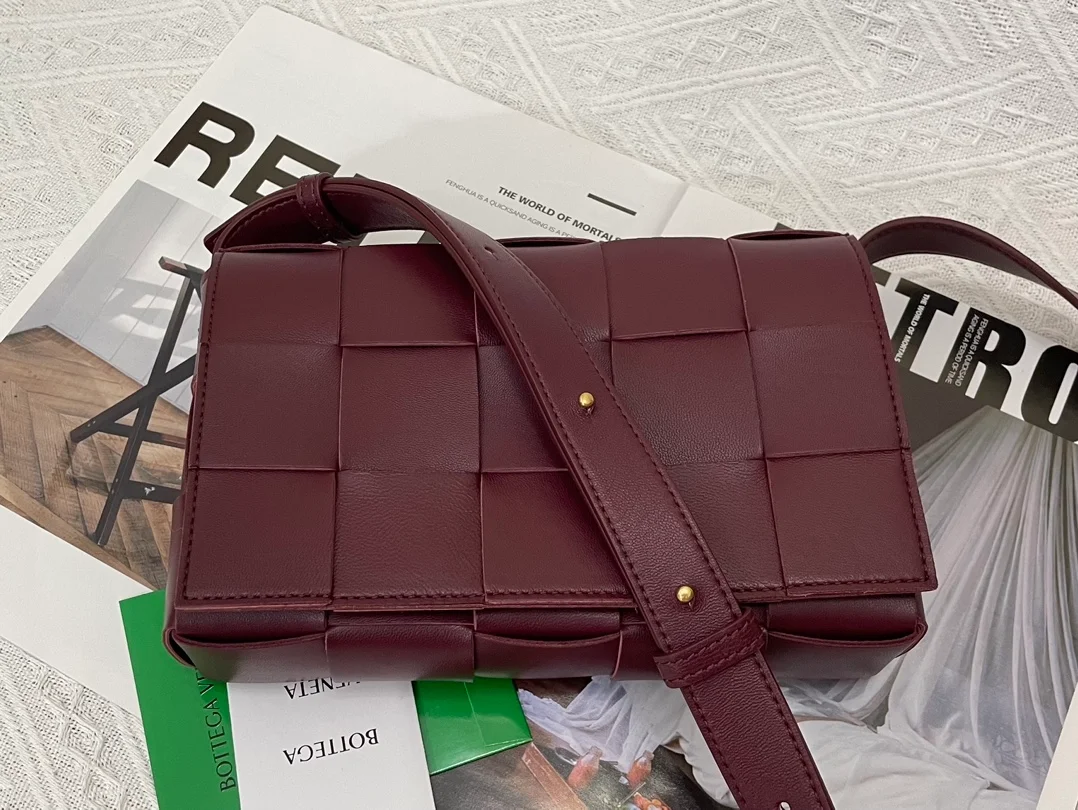 보테가 베네타 인트레치아토 위빙 램스킨 크로스백