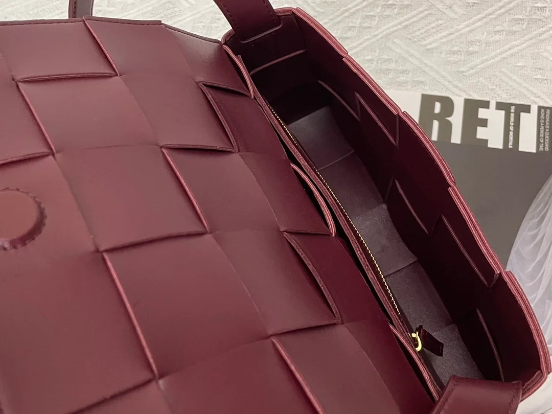 보테가 베네타 인트레치아토 위빙 램스킨 크로스백