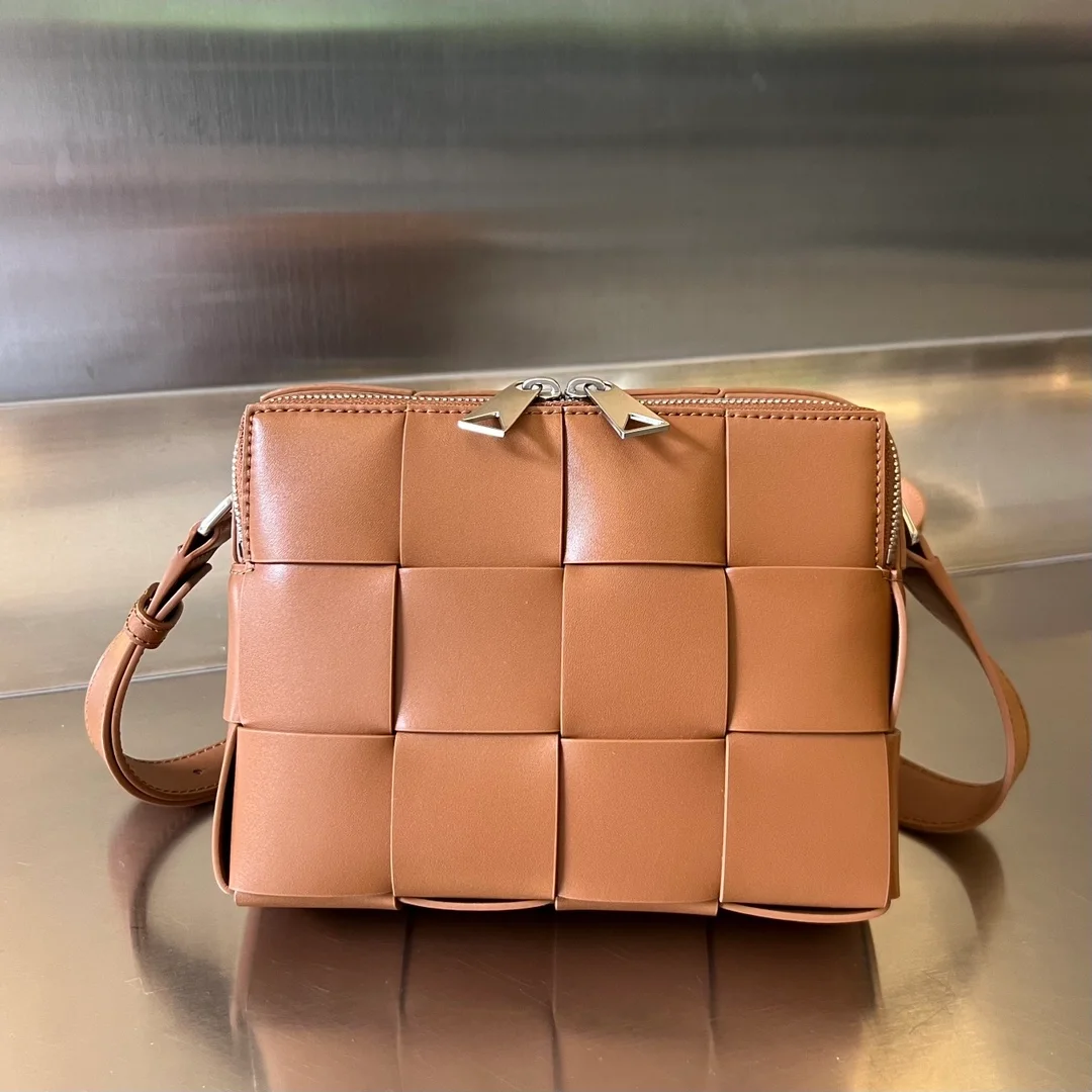 보테가 베네타 우드 카세트 카메라백