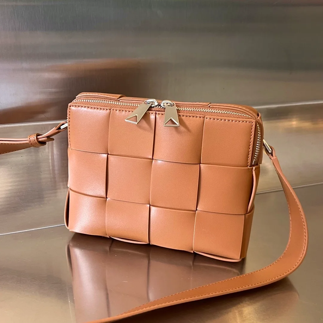 보테가 베네타 우드 카세트 카메라백