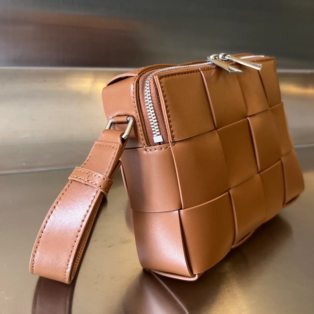 보테가 베네타 우드 카세트 카메라백