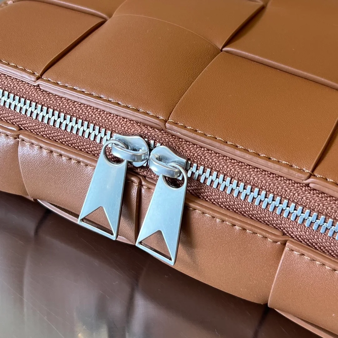 보테가 베네타 우드 카세트 카메라백