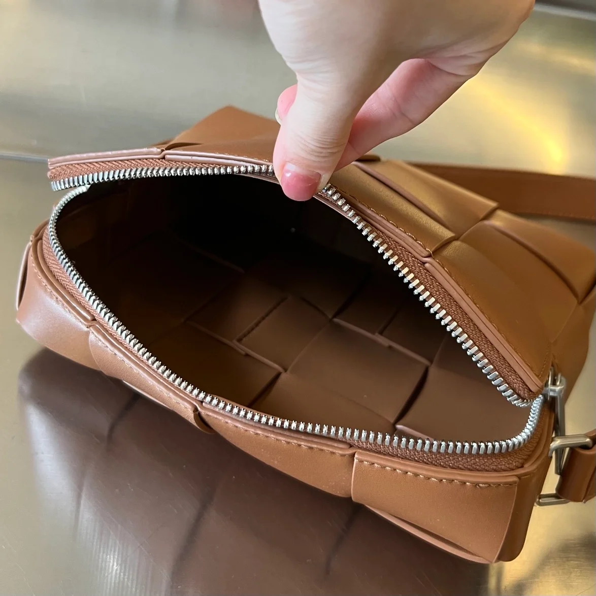 보테가 베네타 우드 카세트 카메라백