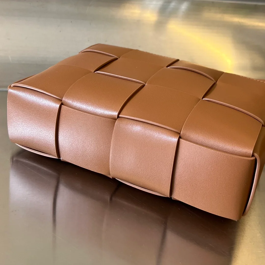 보테가 베네타 우드 카세트 카메라백