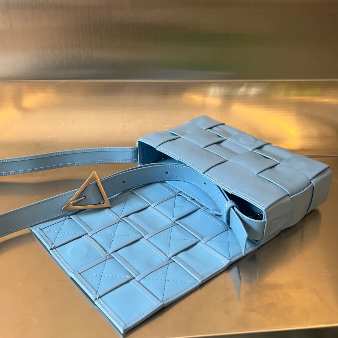 보테가 베네타 윈드 스웹트 카세트백