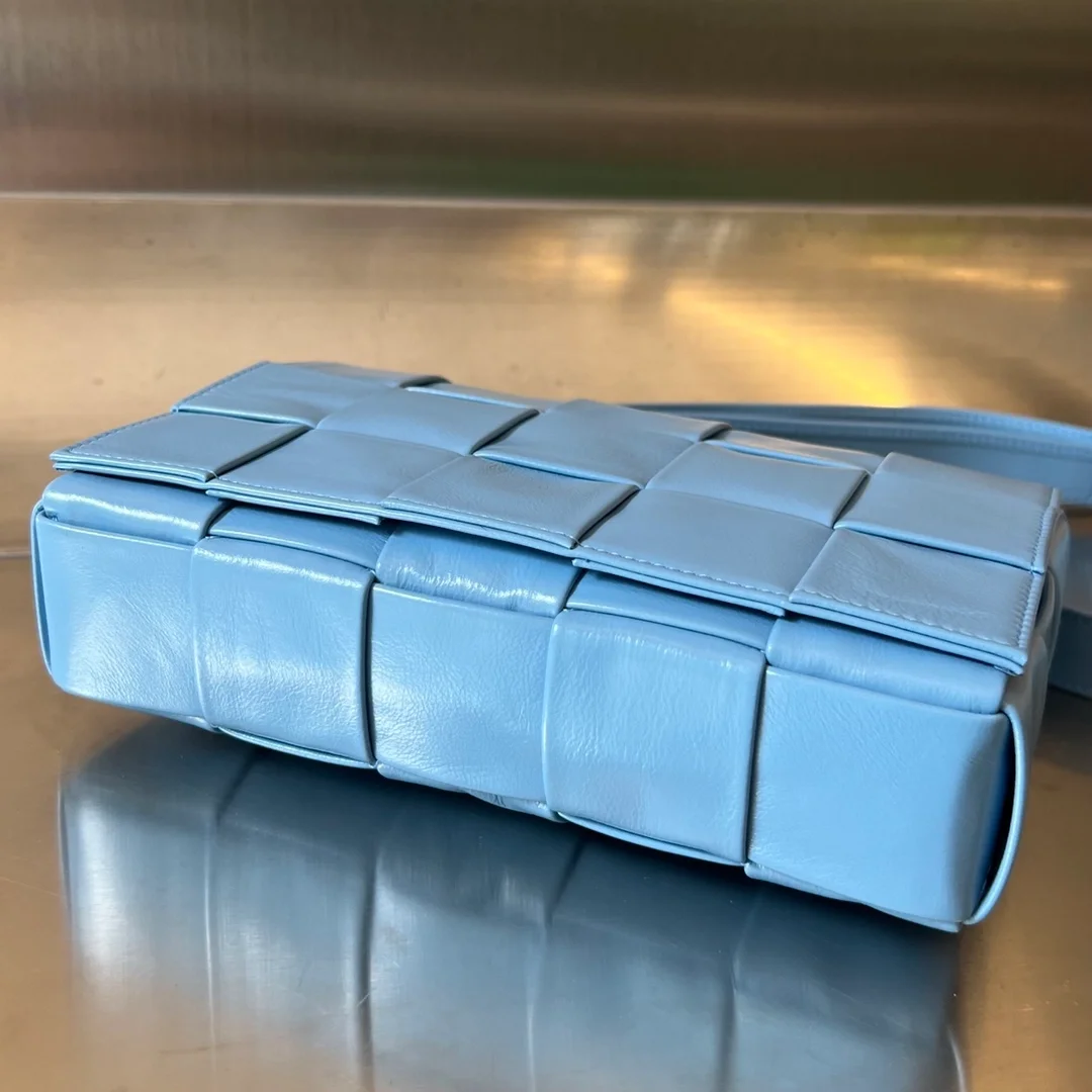 보테가 베네타 윈드 스웹트 카세트백