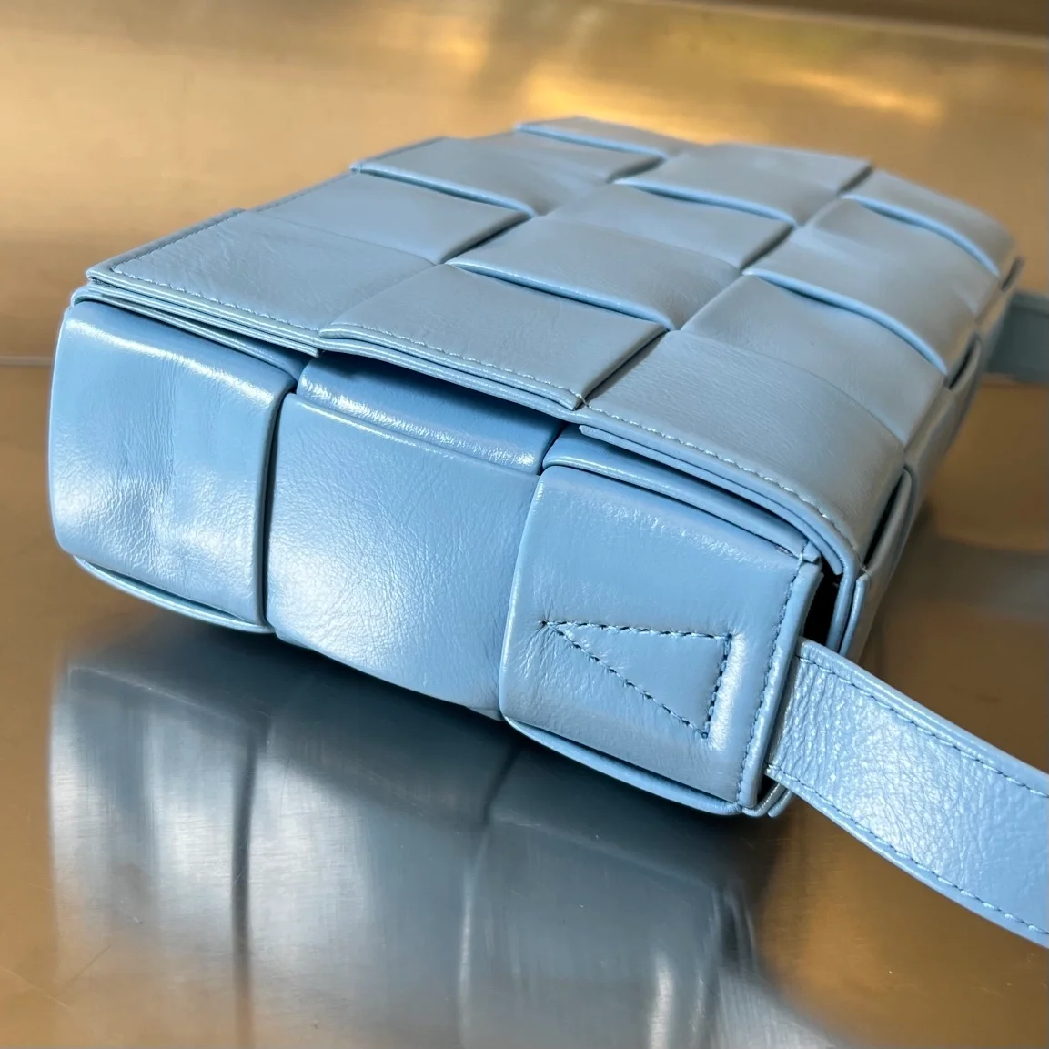 보테가 베네타 윈드 스웹트 카세트백