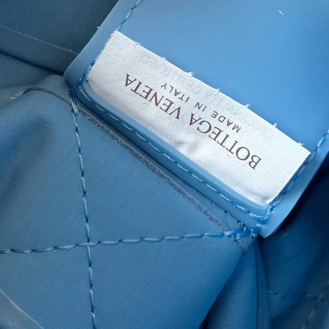 보테가 베네타 윈드 스웹트 카세트백