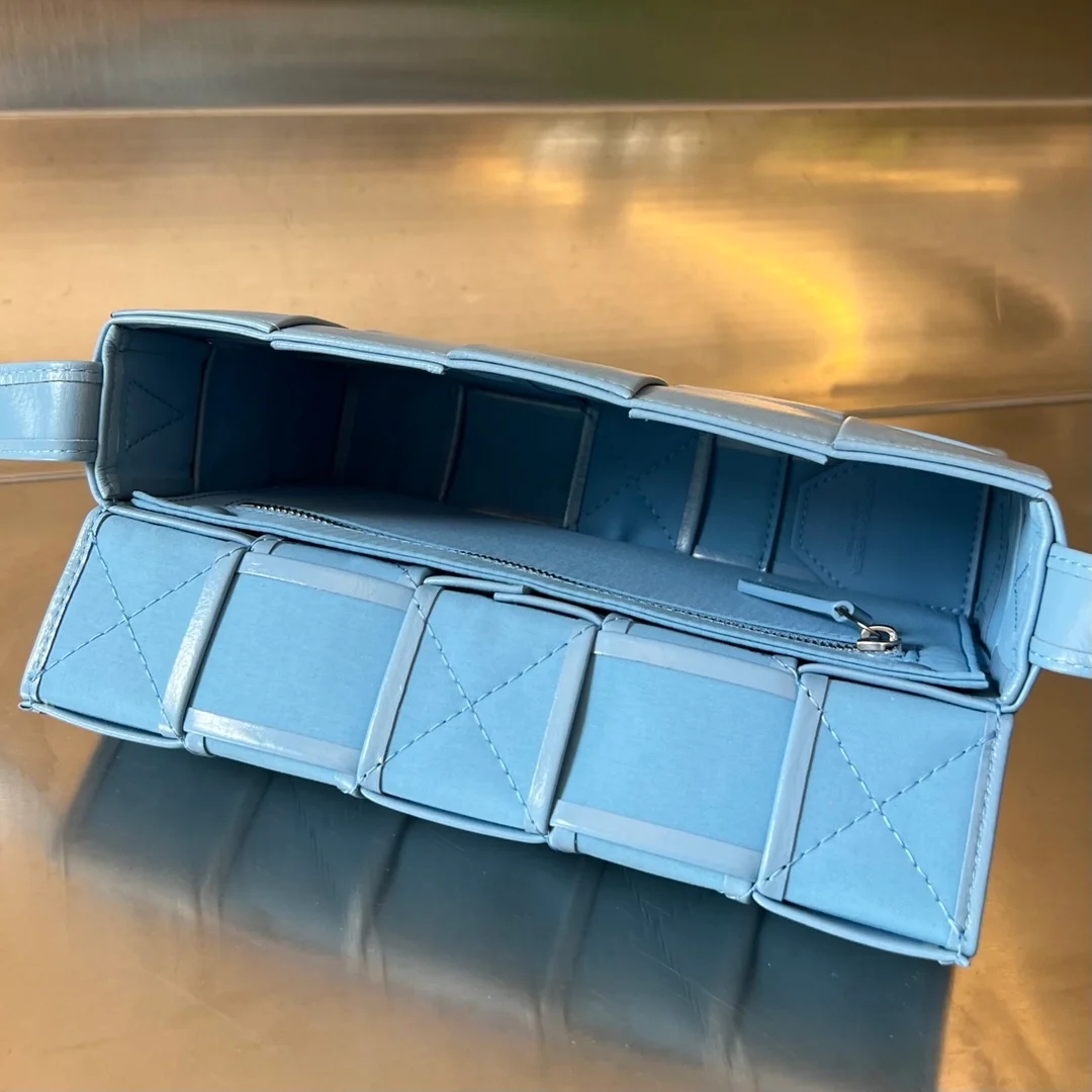 보테가 베네타 윈드 스웹트 카세트백