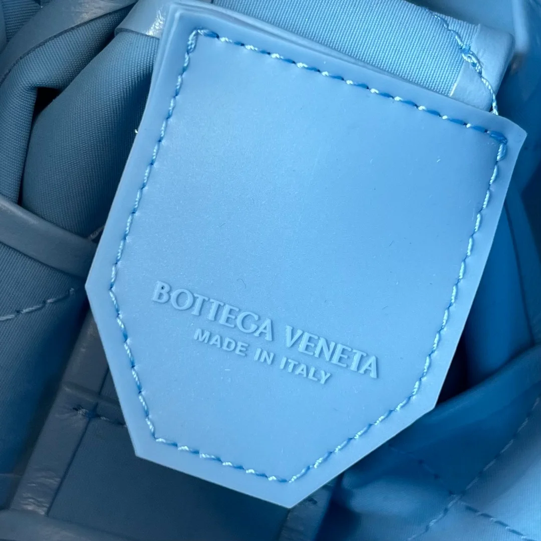 보테가 베네타 윈드 스웹트 카세트백