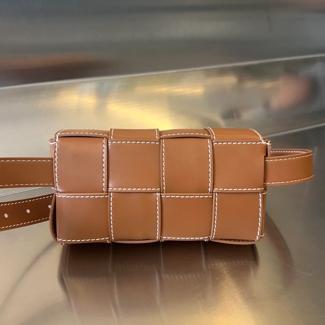 보테가 베네타 우드 내추럴 카세트 벨트백