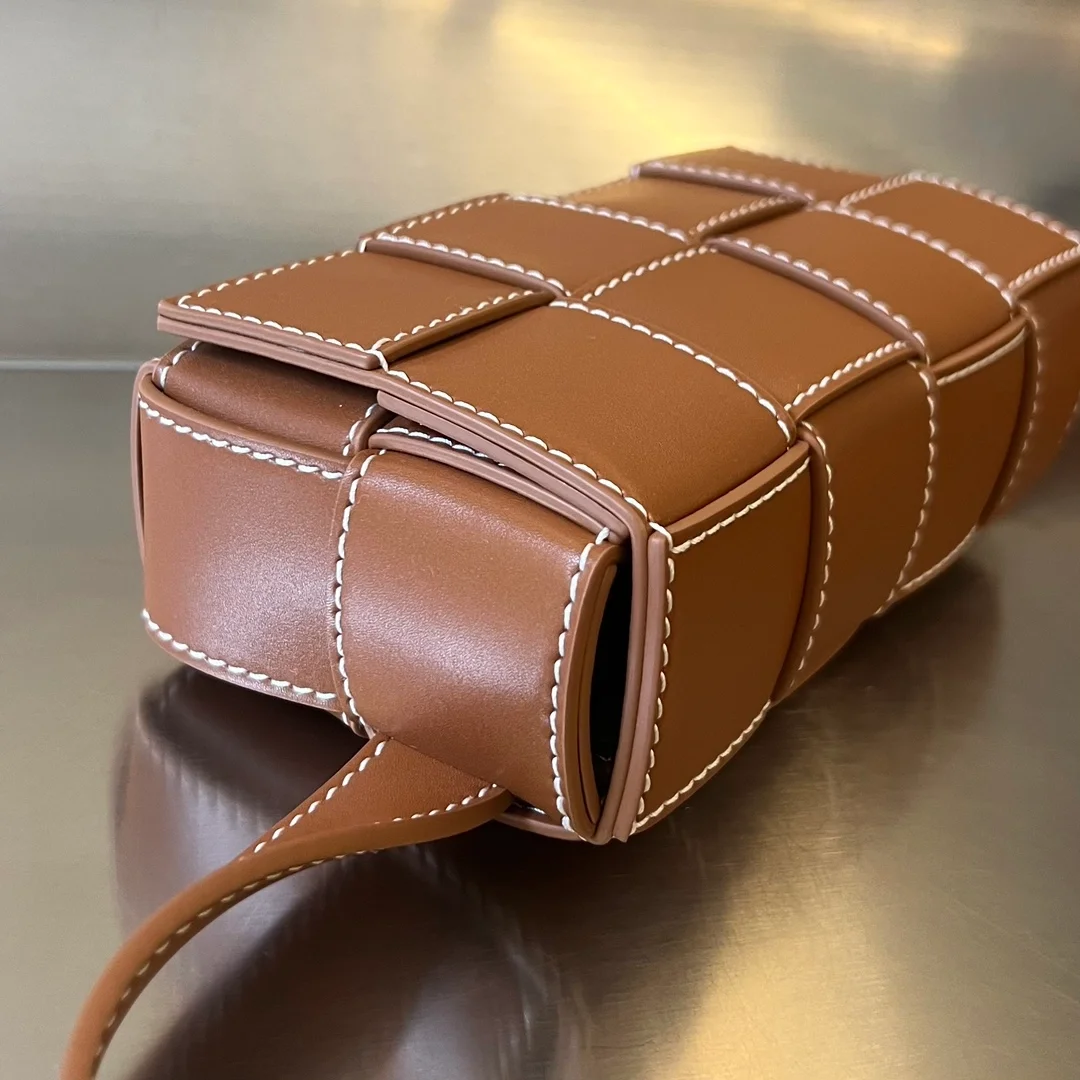 보테가 베네타 우드 내추럴 카세트 벨트백