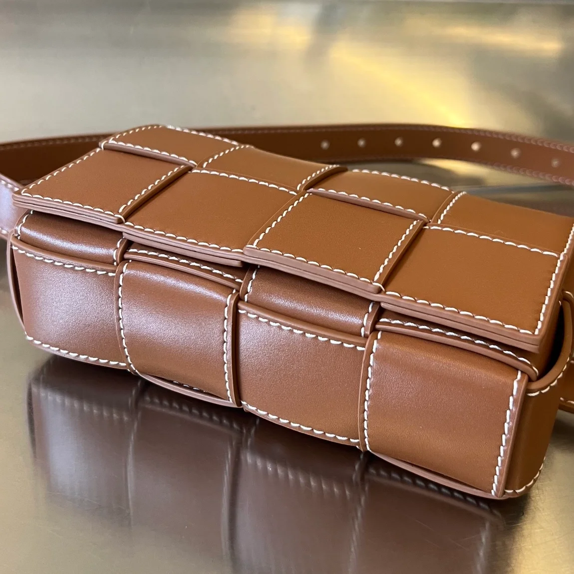 보테가 베네타 우드 내추럴 카세트 벨트백