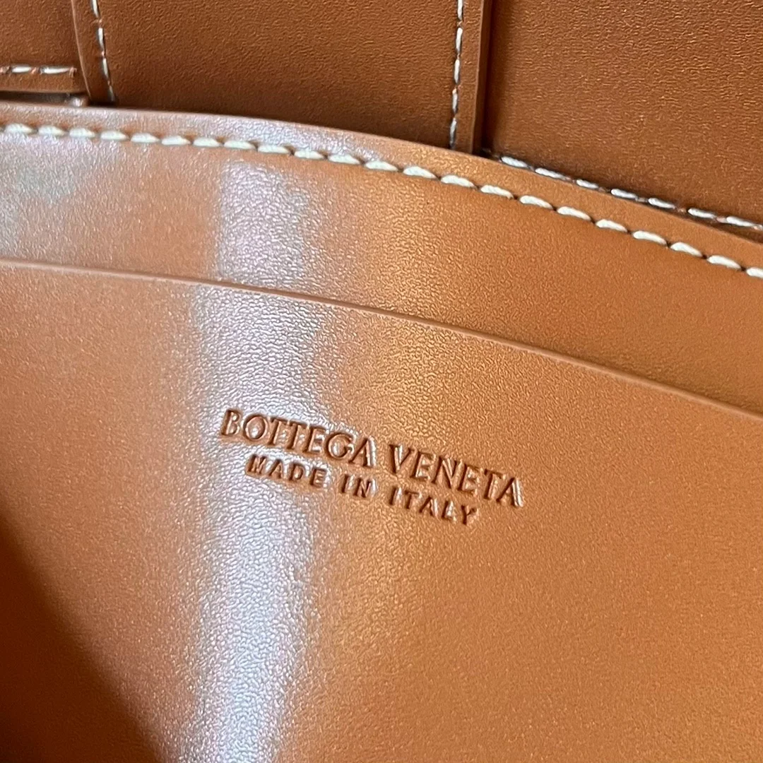 보테가 베네타 우드 내추럴 카세트 벨트백