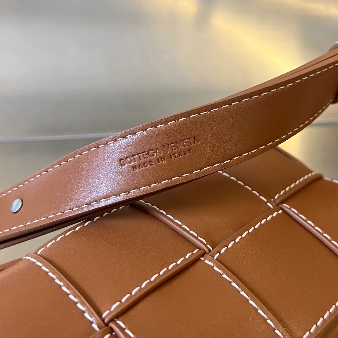보테가 베네타 우드 내추럴 카세트 벨트백