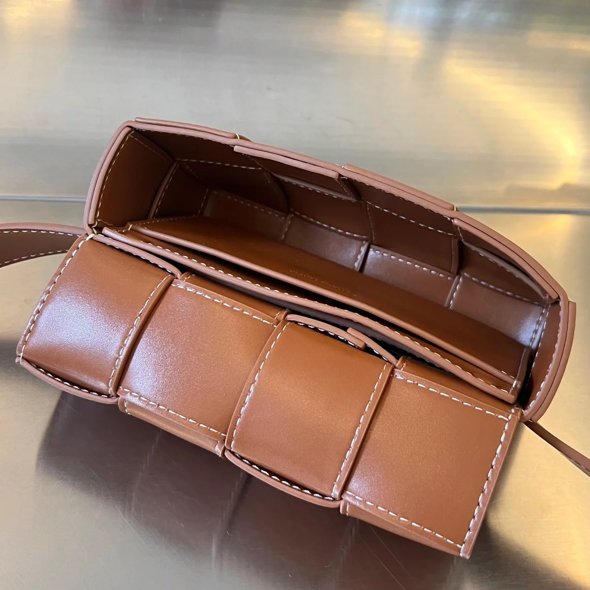 보테가 베네타 우드 내추럴 카세트 벨트백