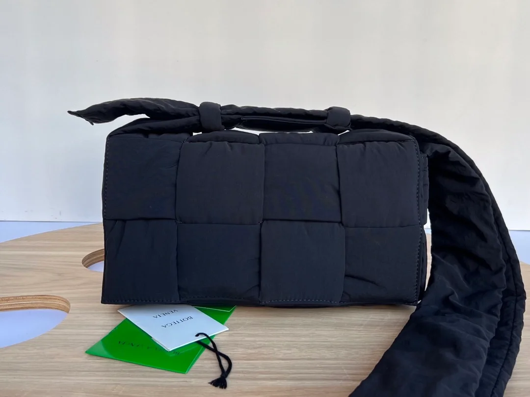 보테가 베네타 테크 카세트백 스페이스 네이비