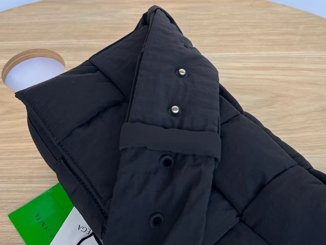 보테가 베네타 테크 카세트백 스페이스 네이비