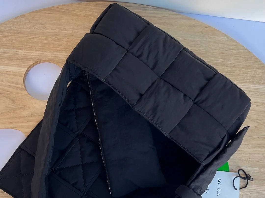 보테가 베네타 테크 카세트백 스페이스 네이비