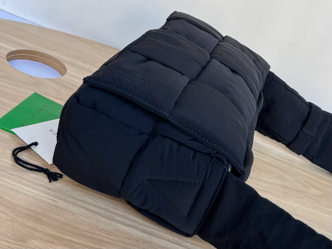 보테가 베네타 테크 카세트백 스페이스 네이비